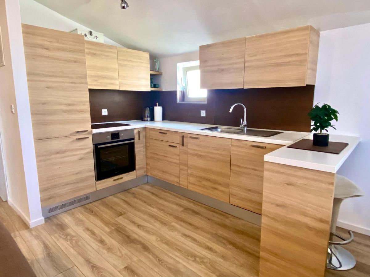 Golden Apartments Жаборич Екстериор снимка