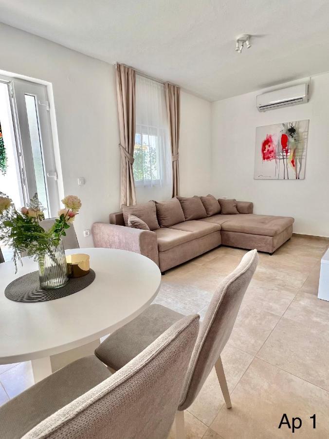 Golden Apartments Жаборич Екстериор снимка
